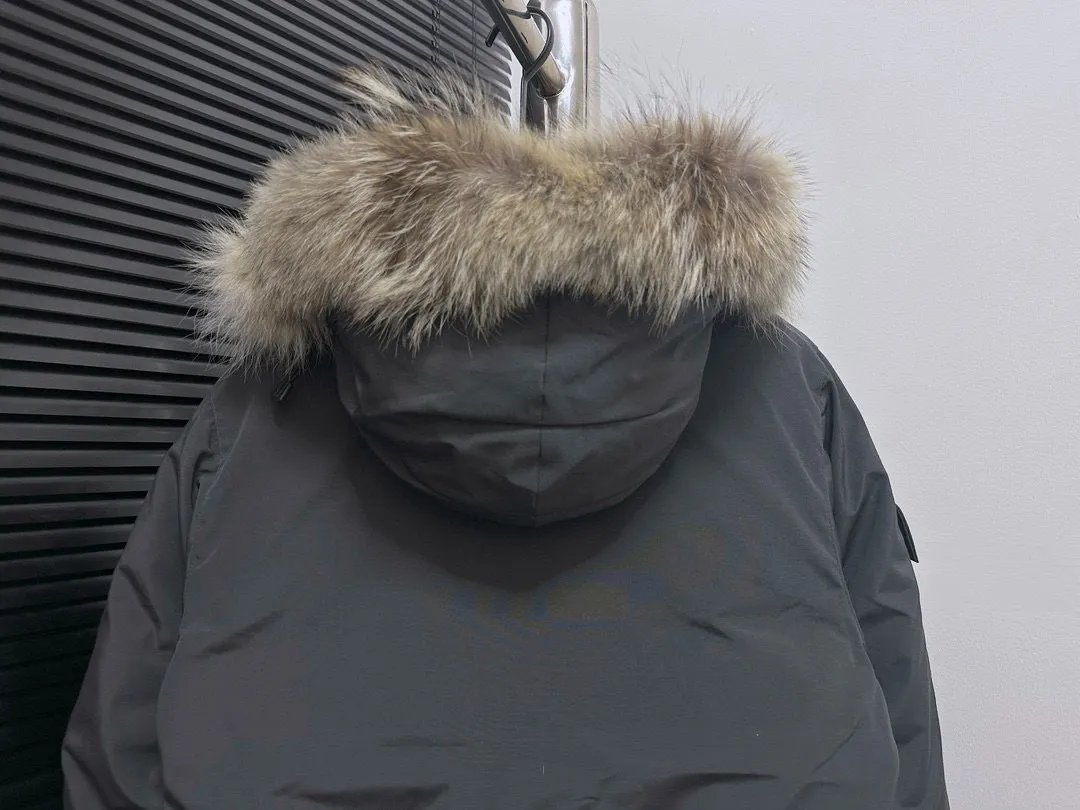 P780 top purchasing version graphite gray (wolf hair quality optional) 🇨🇦CANADA GOOES 24 new models 08/couple style Factory direct supply: supplying global purchasing agents, micro-business, entities, Tmall, high-end stalls and studio cooperation, free shipping! Canada Goose Expedition Parka 2008 is the same style for men and women. It is mid-length and the most timeless classic. All Arctic and Antarctic scientific expedition teams choose Canada Goose as their cold-proof equipment. It is the Rolls-Royce of down jackets. ➖ Industry-leading anti-counterfeiting chip sensing. ➖ Imported Behringer embroidery machines and customized embroidery labels, the highest level and industry leading. ➖ Imported Korean 21-count polyester-cotton blended original fabric, TC85 waterproof coated fabric, water-repellent, windproof and wear-resistant. ➖ The new national standard 80 white duck down is filled with an average of 520 grams of down. The amount of down filled is industry-leading. ➖ 100% nylon lining with double double-layer sealing design to prevent velvet running, and seamless thread design on the cuffs! ➖ Western Canadian Green Wolf Collar. ➖ Yoshida YKK provides original factory-customized electroplated sliders. YKK two-way lockable zippers are tight and smooth and do not peel off paint. ➖ 3M composite Velcro is durable and the accessories and hardware are all custom-made. Note: Our copywriting is only simple and clear. Instead of bragging about the copywriting, it is better to compare and understand with samples. Only for the purest goose, the most dedicated, the most professional, the highest quality, the highest cost performance!  Size:XS-XXL